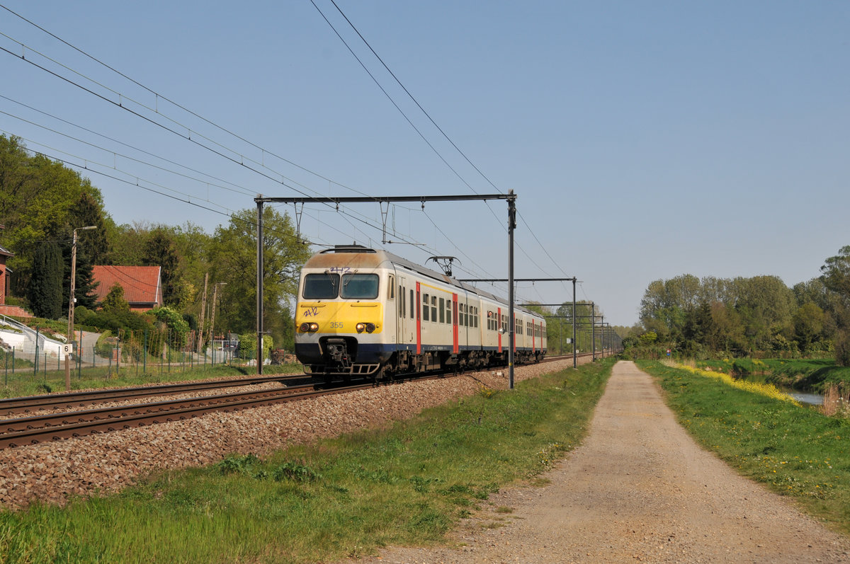 Triebzug 355 der SNCB/NMBS am 20.04.2019 in Testelt Richtung Aarschot.