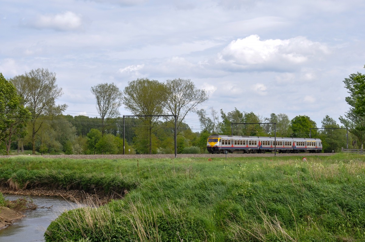 Triebzug 370 der Baureihe AM80 aufgenommen am 09/05/2015 kurz hinter dem Haltepunkt Schulen.
