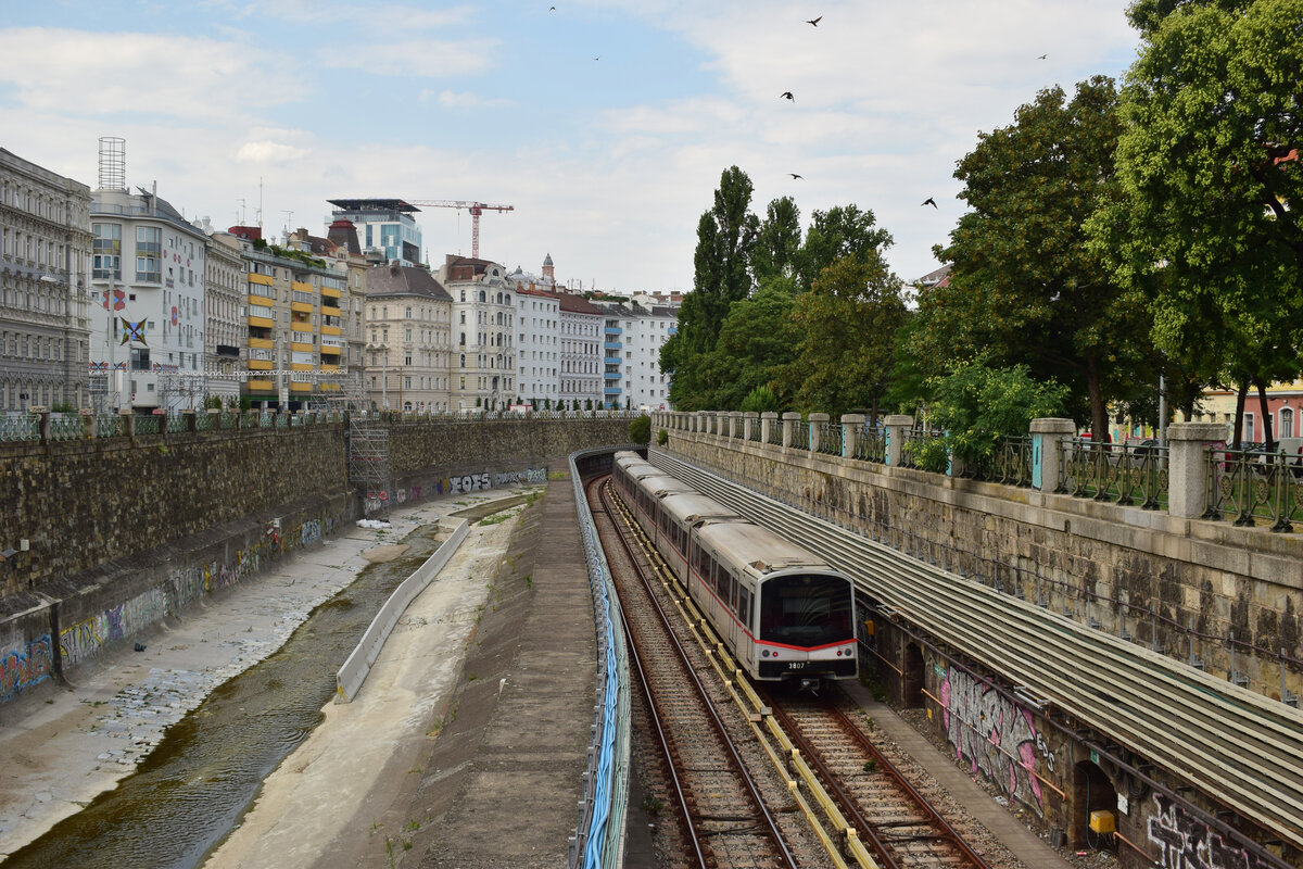 Triebzug 3807 hat soeben die Haltestelle Pilgramgasse in Richtung Heiligenstadt verlassen und f�hrt nun entlang des Wienfluss.

Wien 26.07.2026