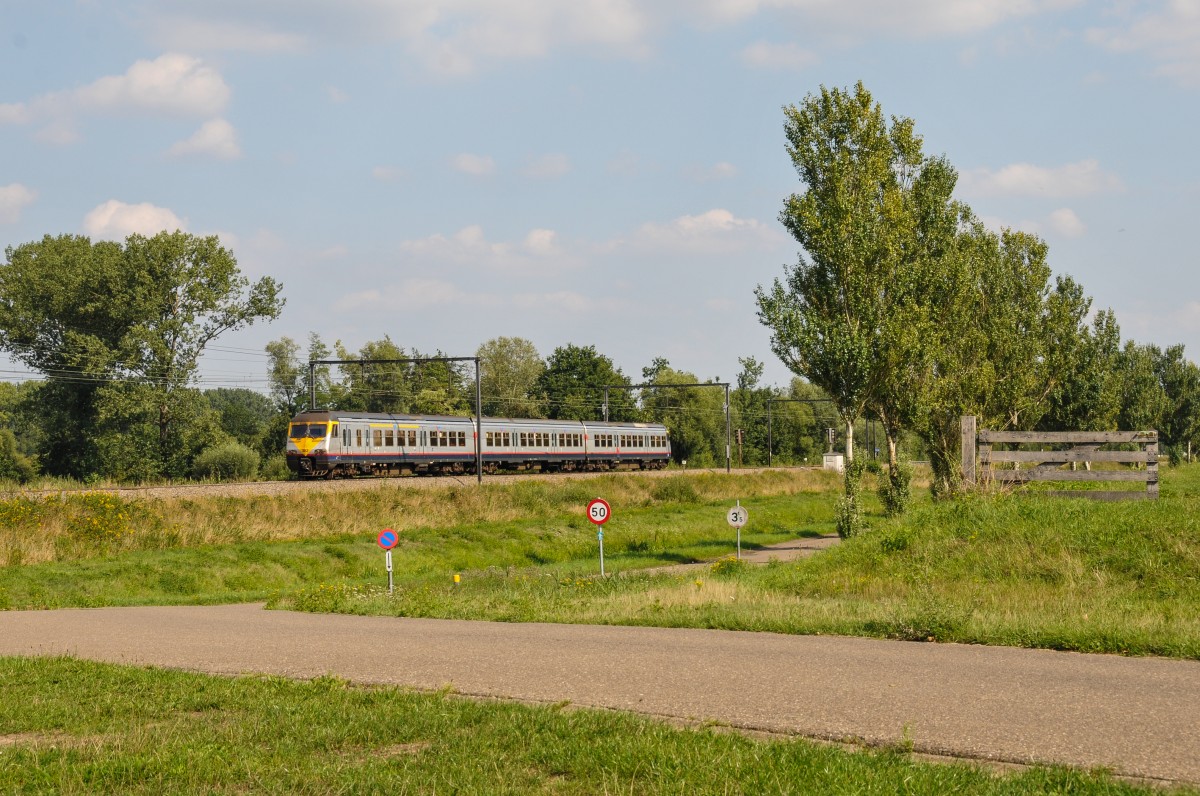 Triebzug 382 der Baureihe AM80 erreicht in Kürze den Haltepunkt Schulen. Aufnahme vom 21/08/2015.