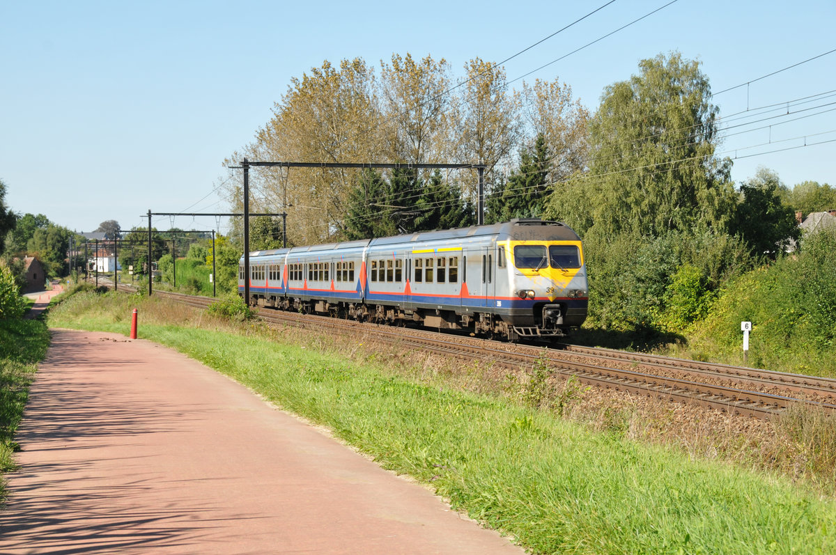 Triebzug 396 in der alten Memling-Farbgebung unterwegs Richtung Tongeren. Die Aufnahme entstand am 7/9/2016 in Hoeselt.
