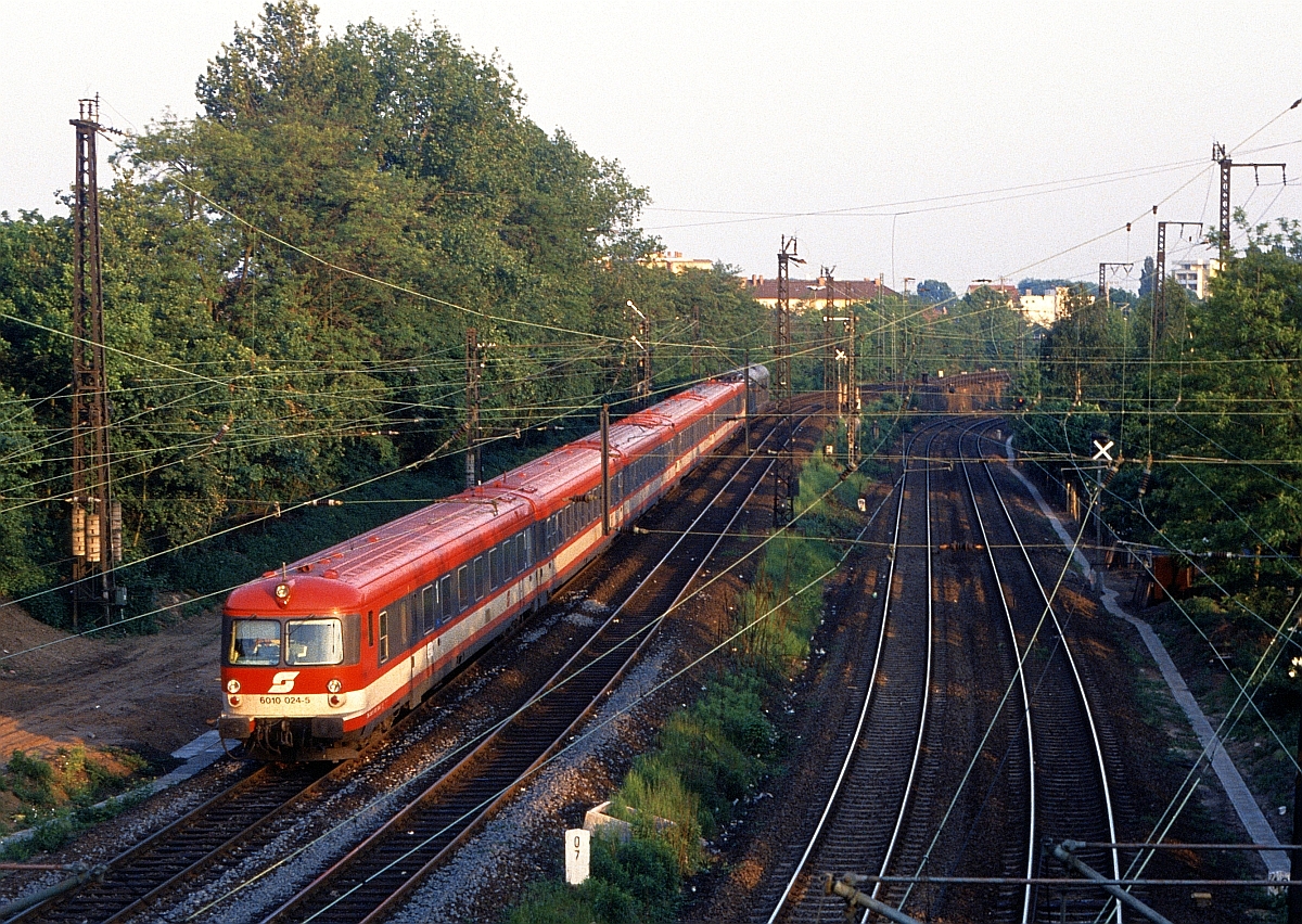 Triebzug 4010.024 (hier mit Steuerwagen 6010.024 voraus) ist im September 1994 als EC  Johannes Kepler  in der Einfahrt von Hanau Hbf zu sehen. Dieses Motiv mit den Formsignalen ist bis heute (2020) unverändert umsetzbar. Bemerkenswert : Der (planmäßige) Postwagen am Zugschluß. 