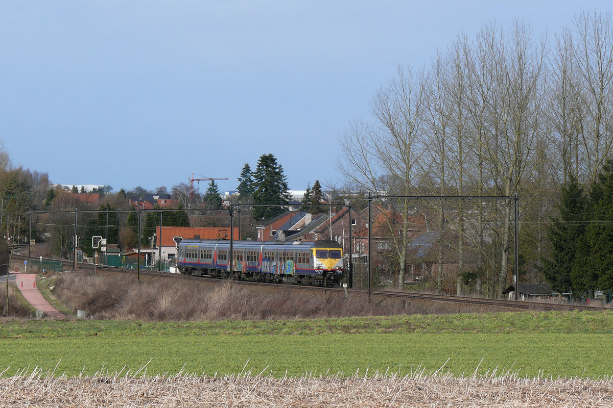 Triebzug 403, hier bildlich festgehalten am 27/02/2010 am Ortsausgang von Hoeselt, strebt dem nächsten Halt in Tongeren zu.