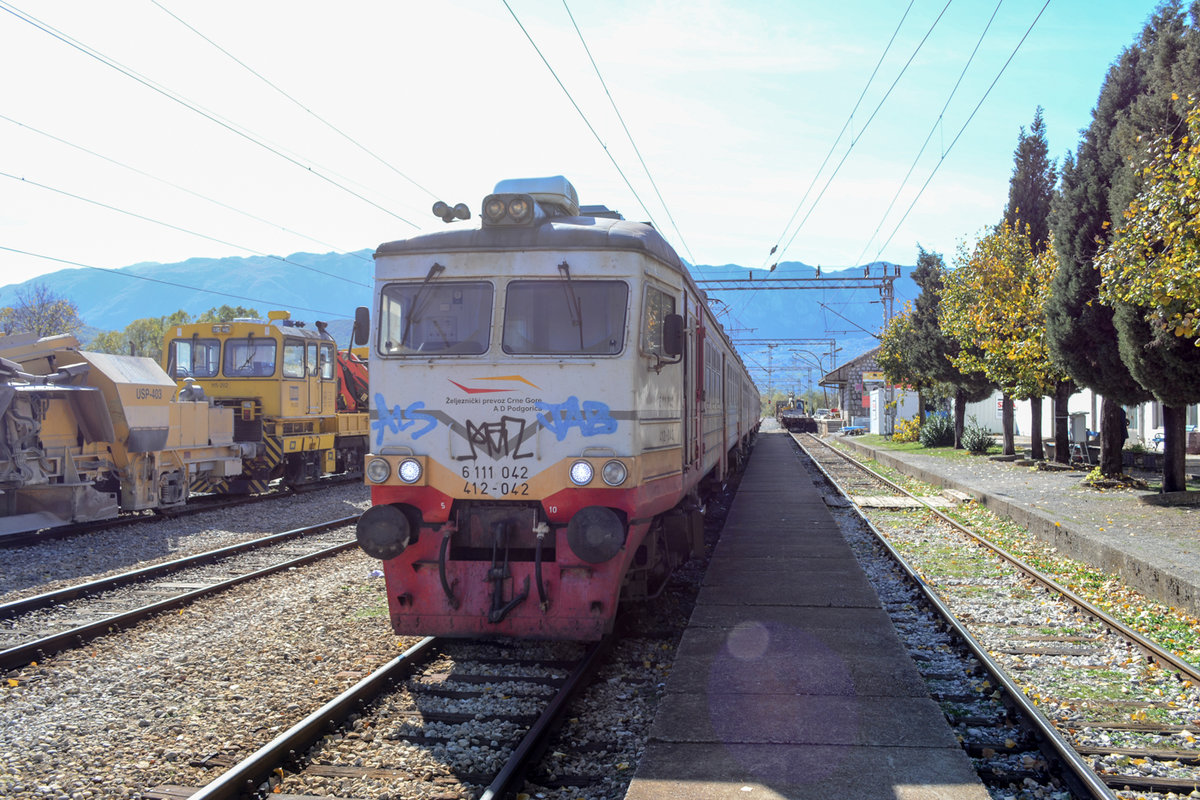 Triebzug 412-042 im Bahnhof Virpazar. Regionalzugvon Bar nach Podgorica. Aufgenommen 31.10.2017-11:35.