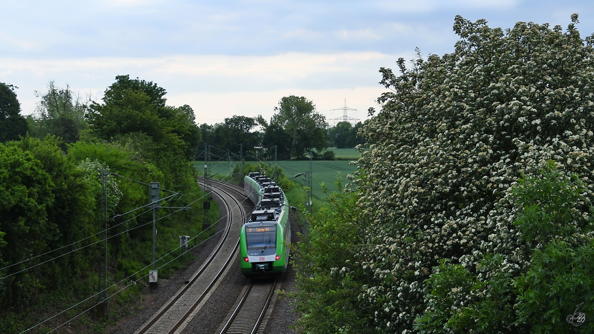 Triebzug 422 541-3 in Richtung Essen, so gesehen Mitte Mai 2020 in Bochum-Höntrop.