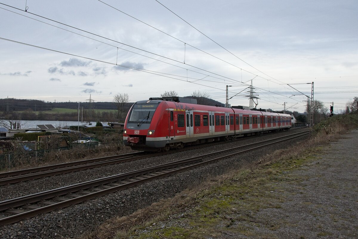 Triebzug 422 580-1 auf der Linie S5 überquert kurz vor Wetter die Ruhr (08.01.2022)