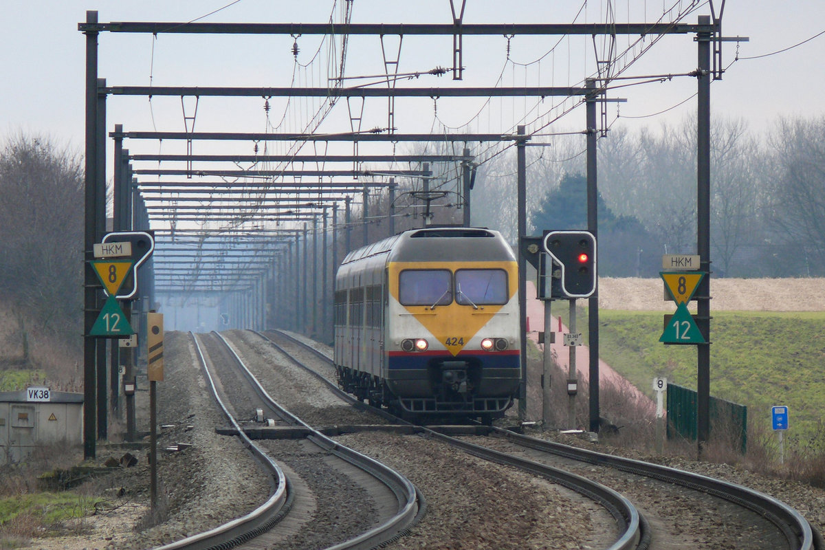 Triebzug 424 der SNCB/NMBS am 20/02/2010 in Hoeselt.