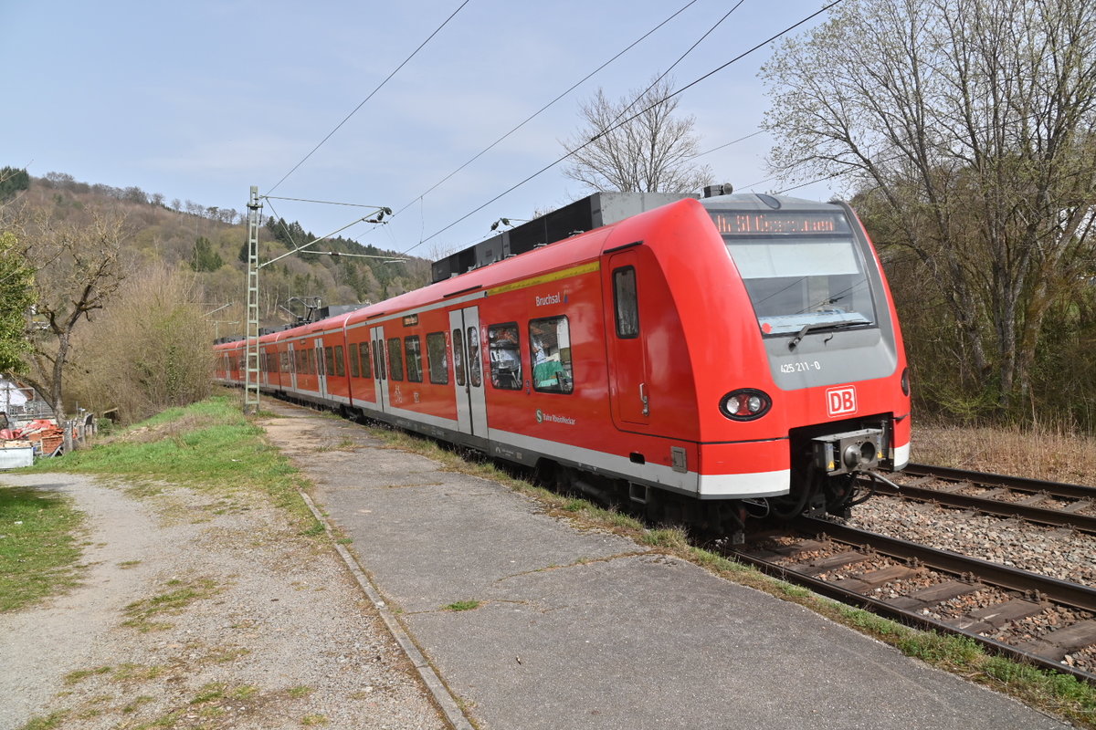 Triebzug 425 211 bei der Einfahrt in Neckargerach als 2 nach Mosbach Baden.  1.4.2021
(Aufnahme legal vom Seitenweg aus gemacht)