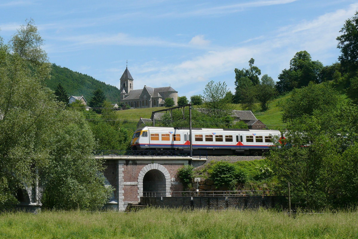 Triebzug 439 der SNCB/NMBS im malerischen Wesertal. Im Hintergrund die Kirche St. Monon von Goffontaine. Aufnahme vom 13/06/2010.