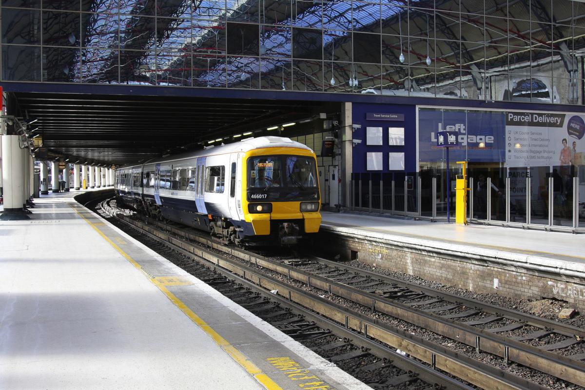 Triebzug 466017 wartet am 21.3.2014 in London Victoria Station auf Ausfahrt.