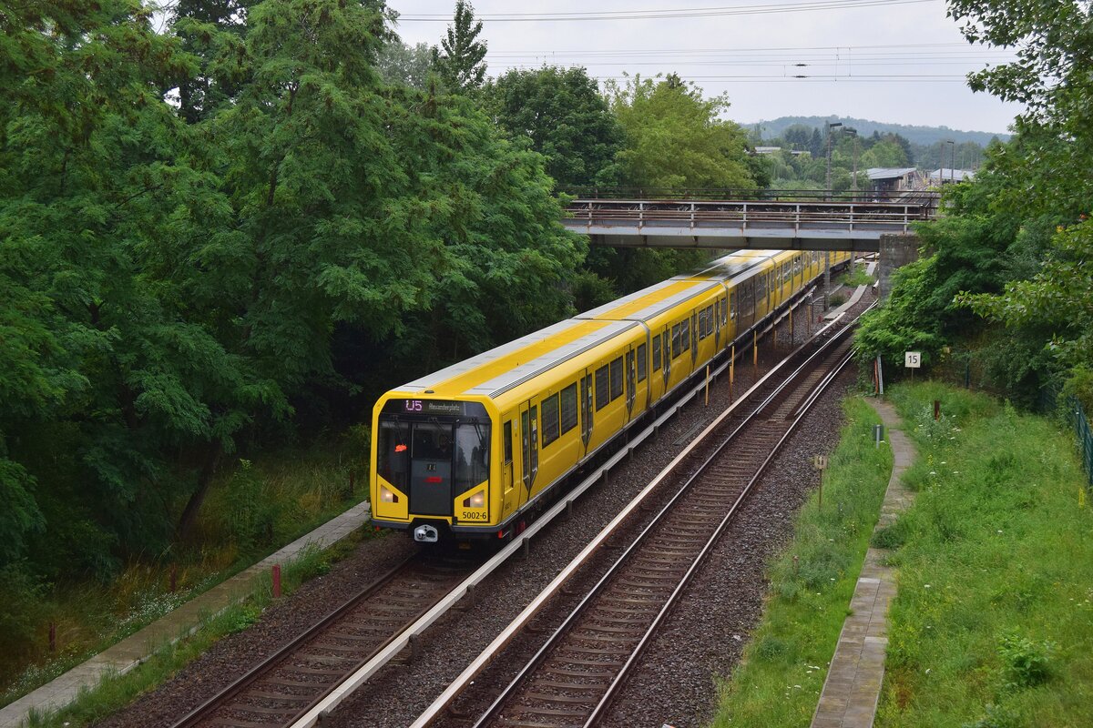 Triebzug 5002 verlässt Biesdorf Süd und unterquert den Berliner Außenring.

Berlin 15.07.2020
