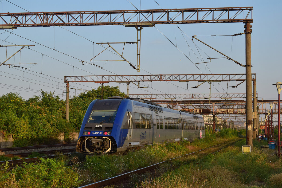 Triebzug 5011 durchfährt Bukarest Basarab als IR 16018 Brasov - Bukarest Nord.

Bukarest 03.09.2025