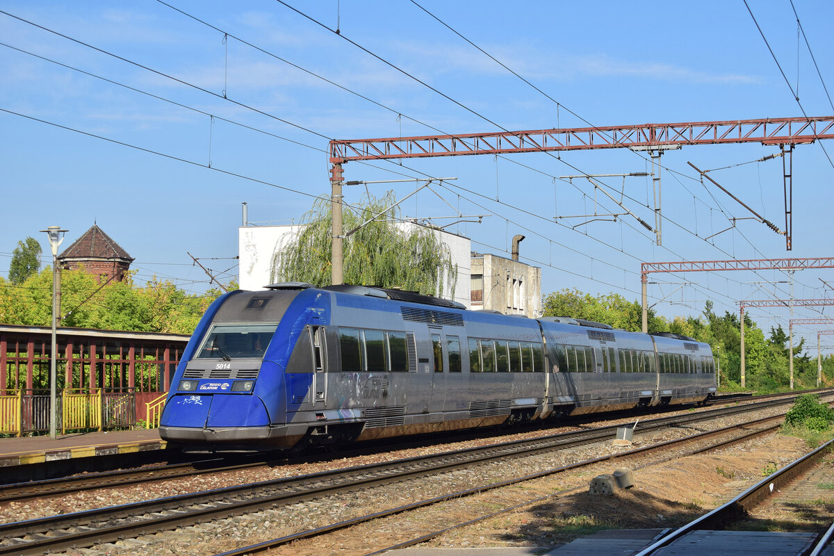 Triebzug 5014 rauscht als RE11030 Brasov - Bucuresti Nord durch Bucuresti Triaj in Richtung Bucuresti Nord. Das Bild wurde vom Bahnsteig gemacht.

Bukarest 08.09.2025
