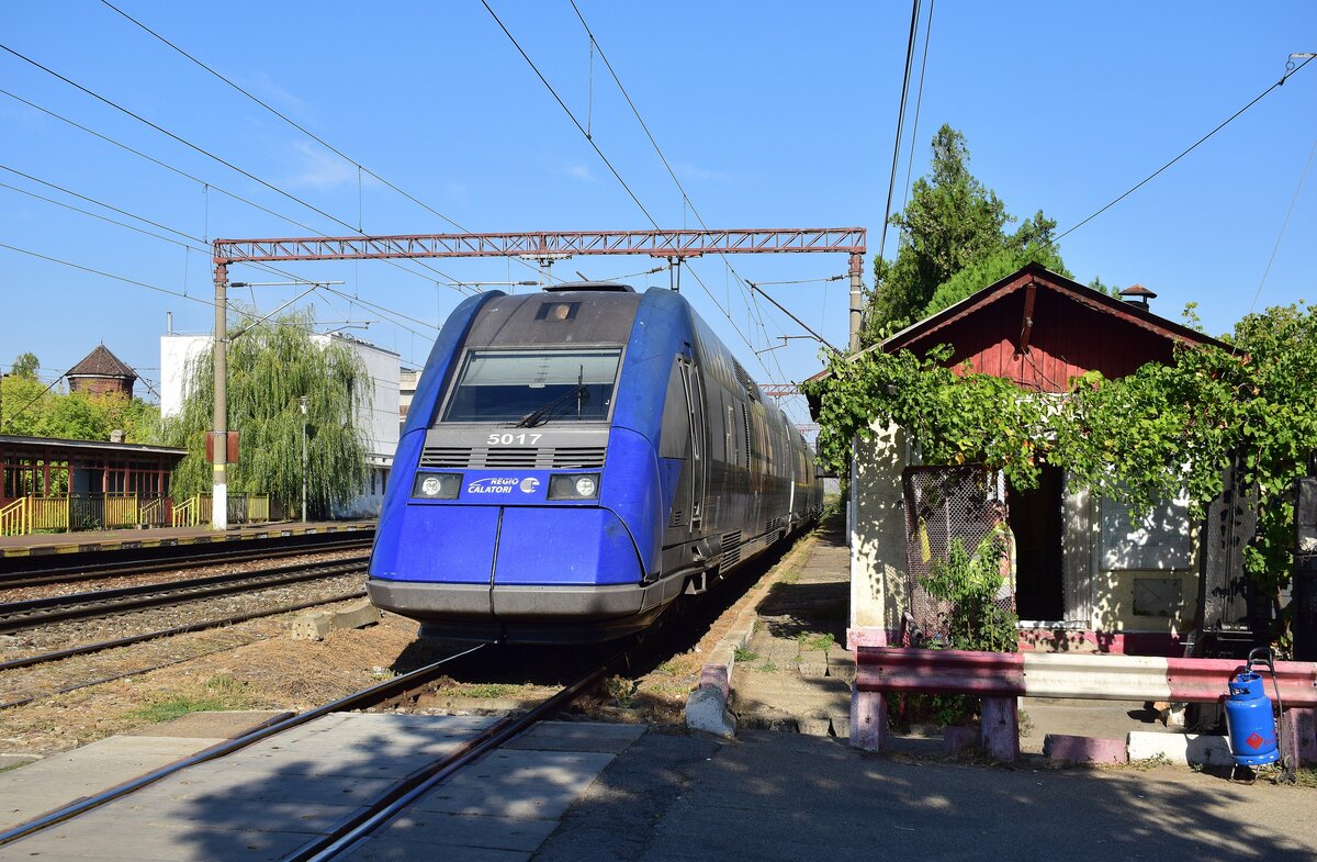 Triebzug 5017 durchfährt Bucuresti Triaj als IR IR 11084 Brasov - Mangalia in Richtung Bucuresti Baneasa. Das Bild wurde vom Bahnsteig aus gemacht.

Bukarest 08.09.2025