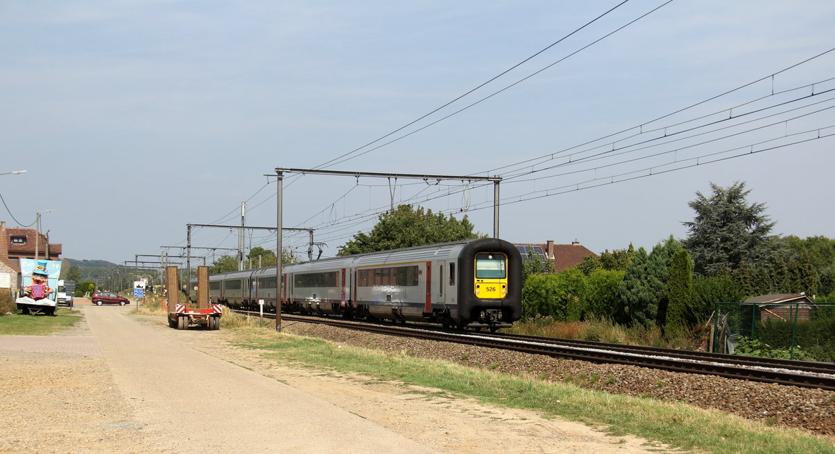 Triebzug 526 von der SNCB IC 2240 kommt aus Gent-St-Pieters(B) nach Tongeren(B) und kommt aus Richtung Hasselt(B) und fährt in Richtung Tongeren(B) und hält gleich in Tongeren(B).
Aufgenommen an einem Weg in s'Herenelderen(B).
Bei Sommerwetter am Nachmittag vom 16.8.2018.