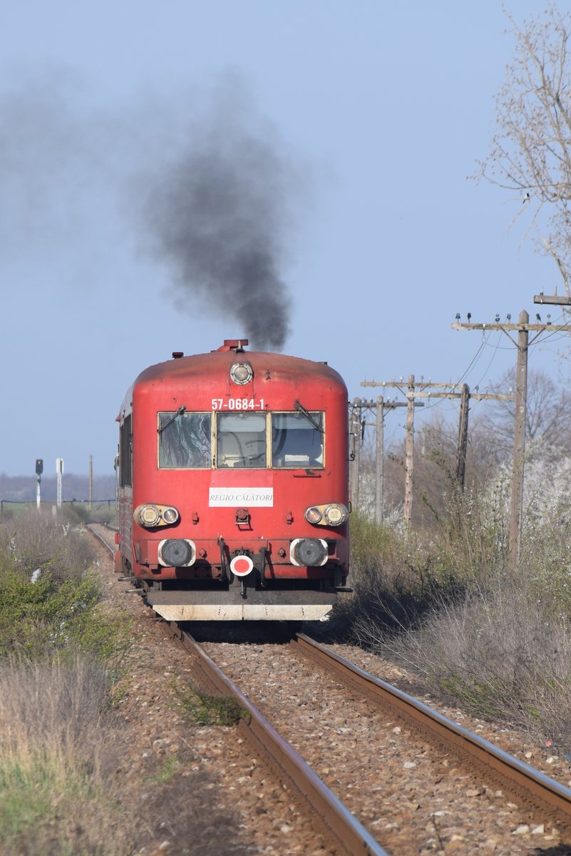 Triebzug 57-0684-1 der Regio Calatori (ehem. Regio Trans) wenige Kilometer nach verlassen des Bahnhofs Urziceni am 09.04.2018