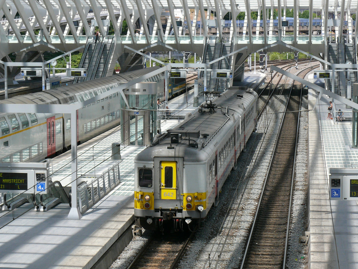 Triebzug 642 der Serie AM70 als L-Zug nach Maastricht am 10/07/2010 im Bahnhof Liège Guillemins.