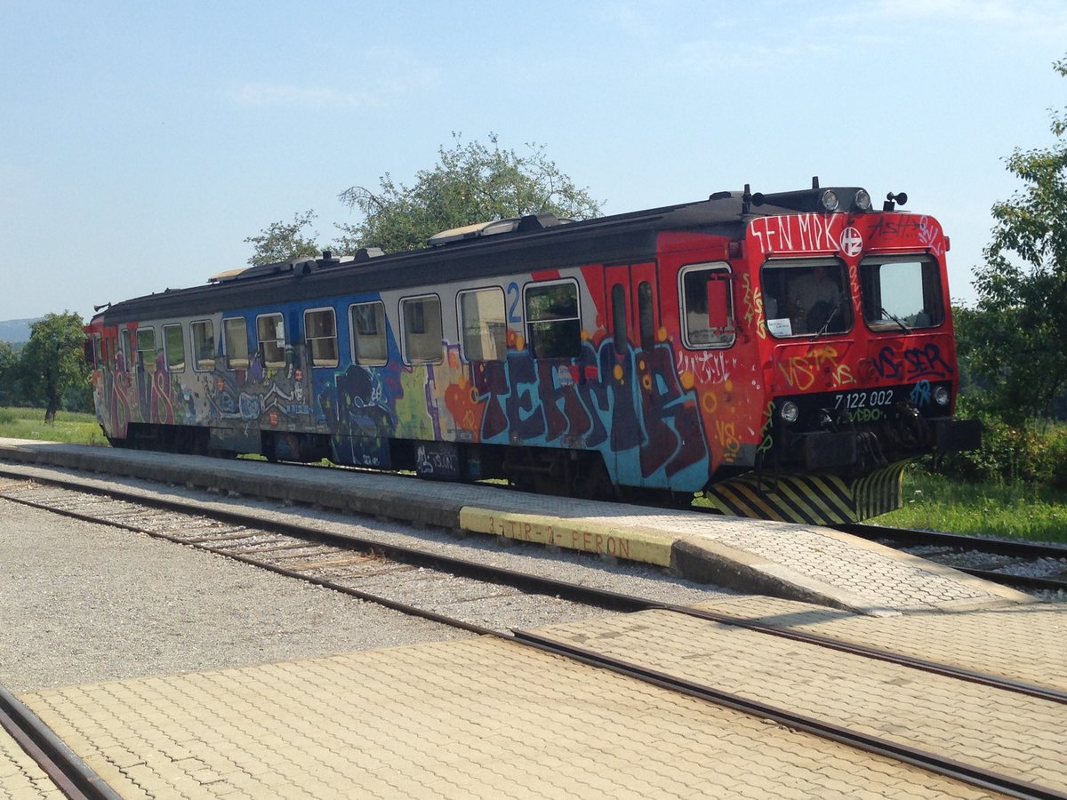 Triebzug 7122 002 im Bahnhof Metlika wartet auf die Abfahrt als Regionalzug Richtung Karlovac. Aufgenommen am 11.08.2015