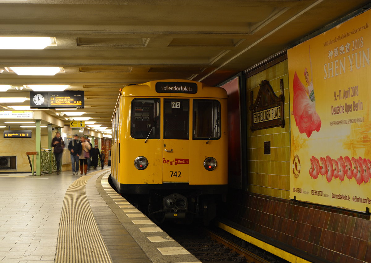 Triebzug 742 der Baureihe DL Baujahre 1965-1973 hält als U3 im 1913 eröffneten teil der U-Bahn Station Fehrbelliner Platz. Der im Jahr 1913 eröffnete und von Wilhelm Leitgebel gestaltete Bahnhof der Wilmersdorfer Untergrundbahn heute Linie U3 erhielt zu Beginn noch eine Abstellanlage, da nur mit einer geringen Auslastung in Richtung Thielplatz gerechnet wurde. 

Berlin Wilmersdorf 03.01.2018