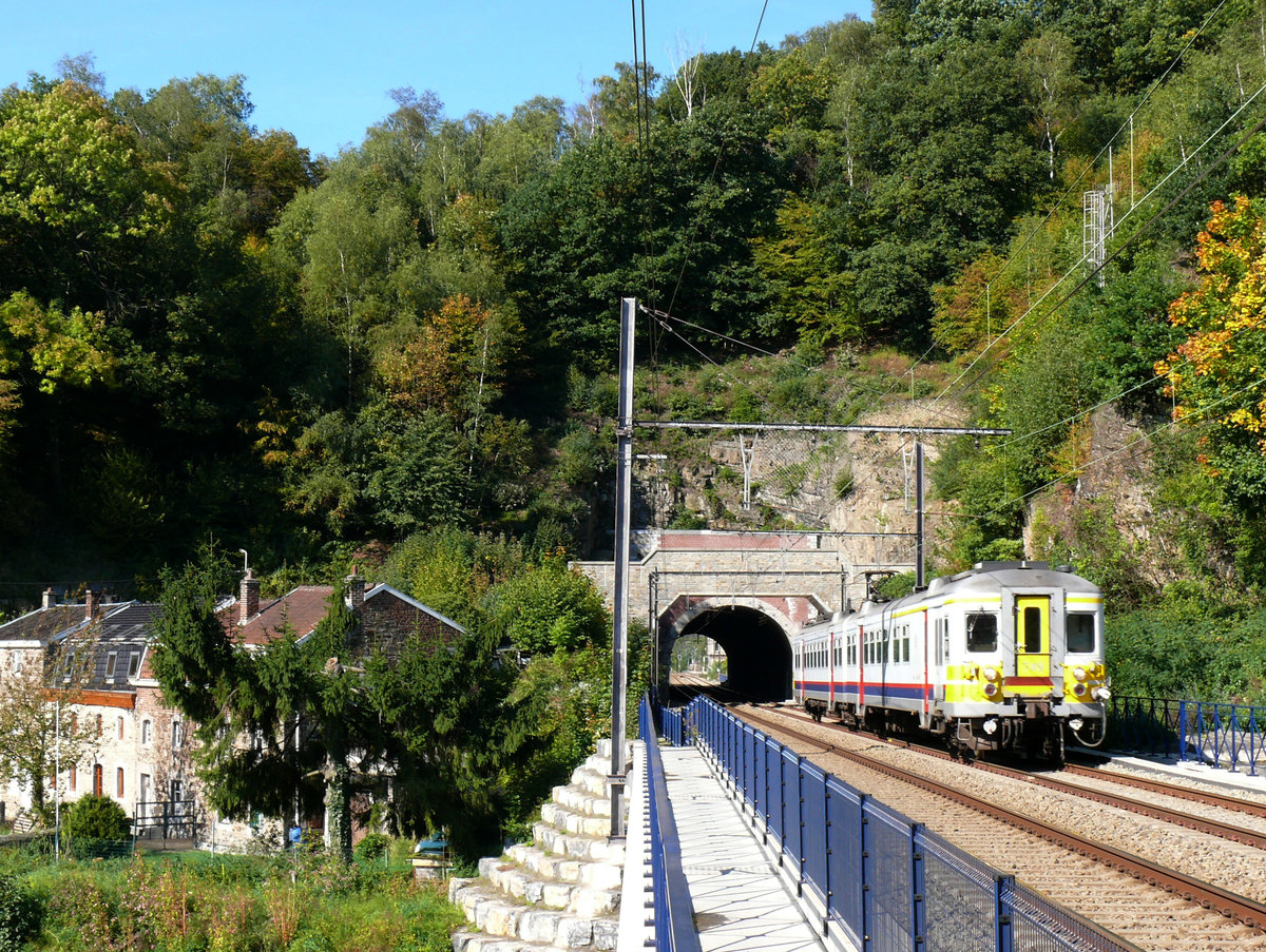 Triebzug 749 der Serie AM78 hat soeben den Bahnhof Trooz verlassen und fährt weiter durchs malerische Wesertal in Richtung Verviers. Die Aufnahme entstand am 03/10/2010.