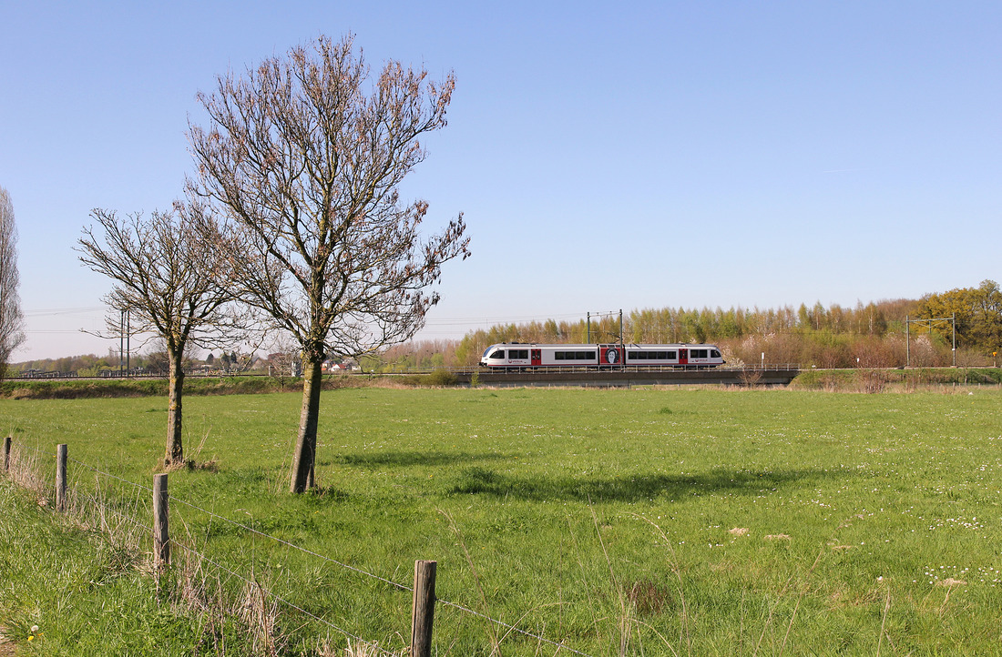 Triebzug 7503  Beppie Kraft  der Veolia Transport, fotografiert am 20. April 2016 am Südrand von Heerlen.