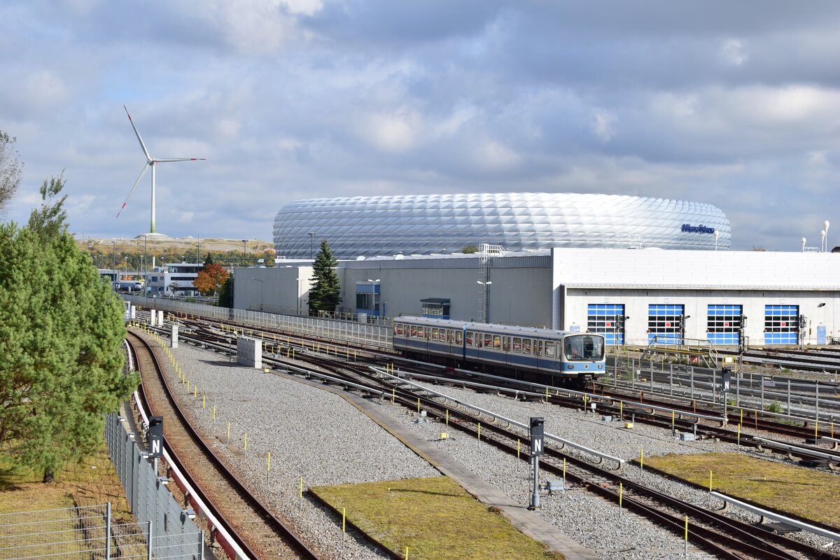 Triebzug 7514 der Baureihe B fährt als Fahrschule von Fröttmaning nach Garching. Im Hintergrund sieht man die MVG Werkstatt und die Allianzarena.

Fröttmaning 23.10.2021