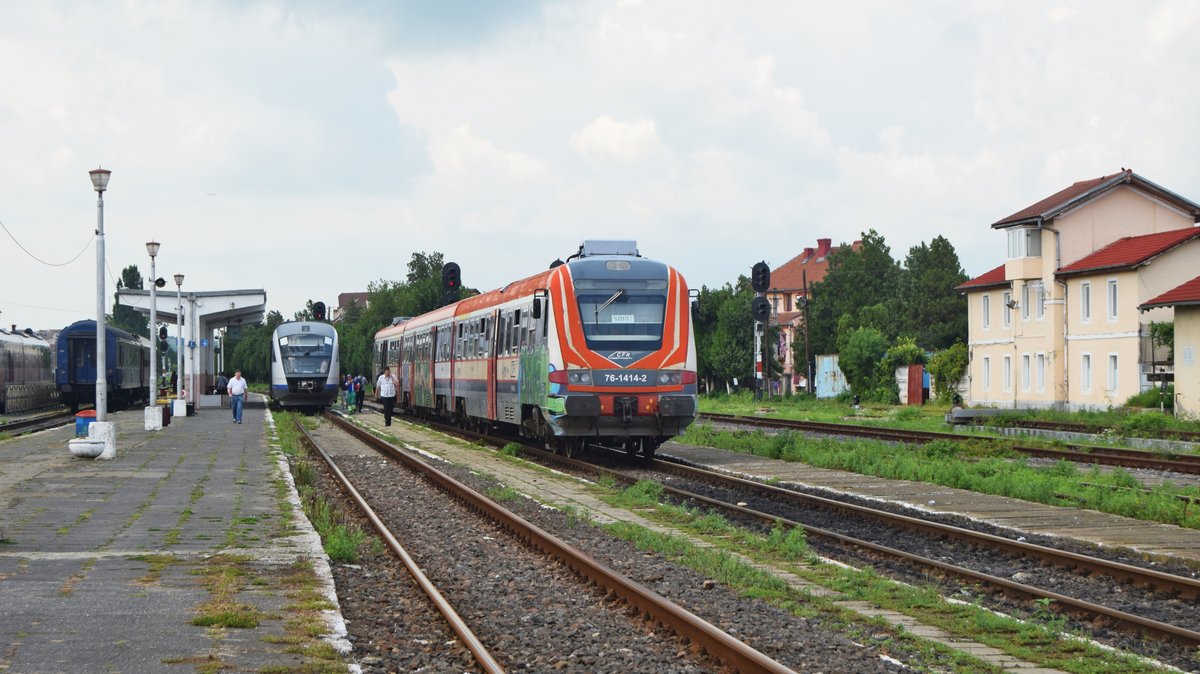 Triebzug 76-1414-2 und ein Triebzug der Baureieh 96 am 29.07.2018 in Bahnhof Sibiu.