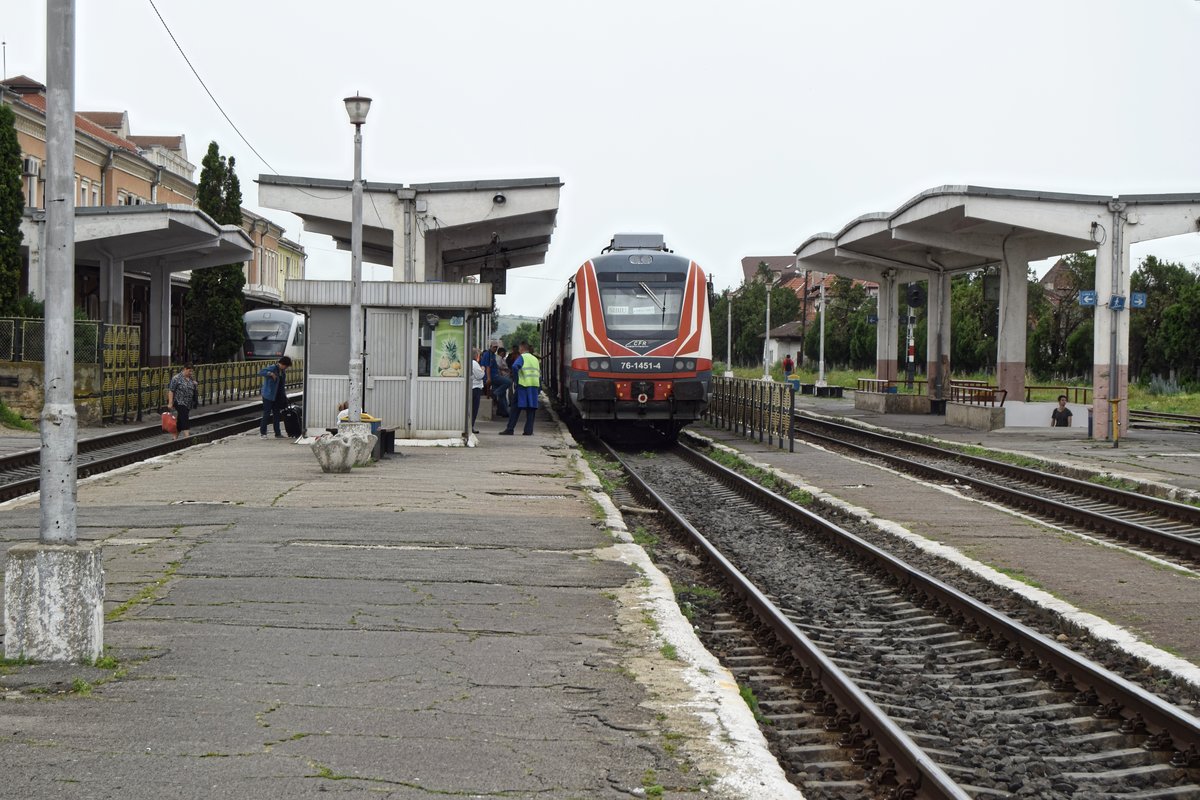 Triebzug 76-1451-4 wartet auf Freifahrt in Richtung Sebes am 17.06.2016 an Gleis 2 in Bahnhof Sibiu.