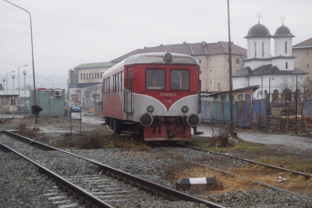 Triebzug 77-0932-2 am 13.02.2016 im Bahnhof Ramnicu Valcea.