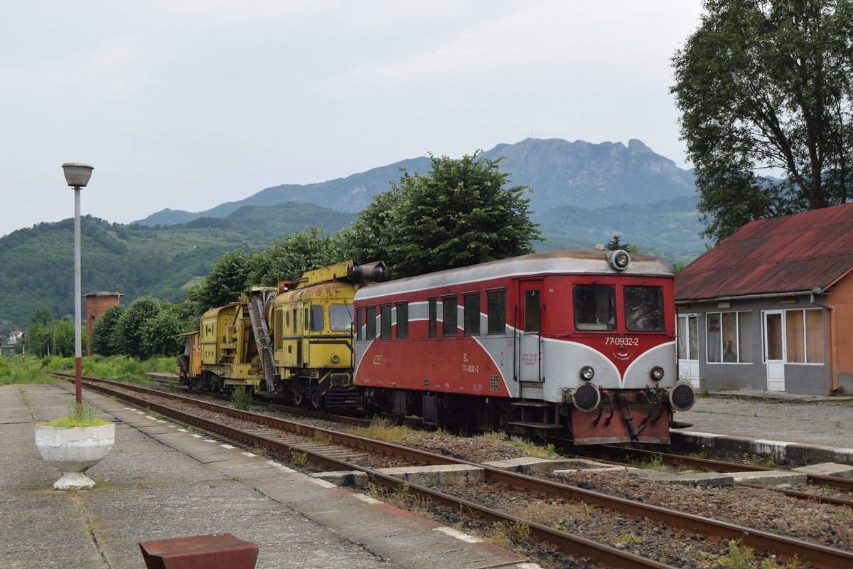 Triebzug 77-0932-2 und eine Gleisbaumasschine abgestellt in Bahnhof Calimanesti am 17.06.2016
