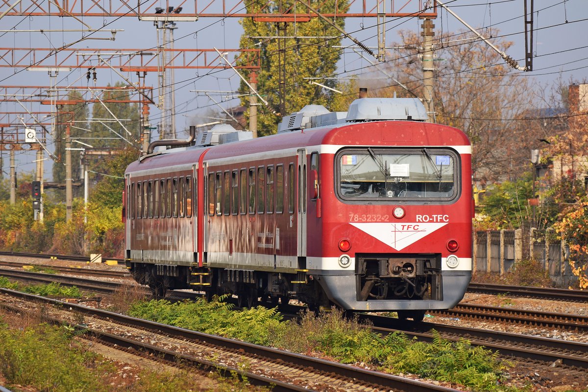 Triebzug 78-3232-2 der Transferovoar Calatori (TFC) verlässt den Nordbahnhof Bukarest am 22.10.2017.