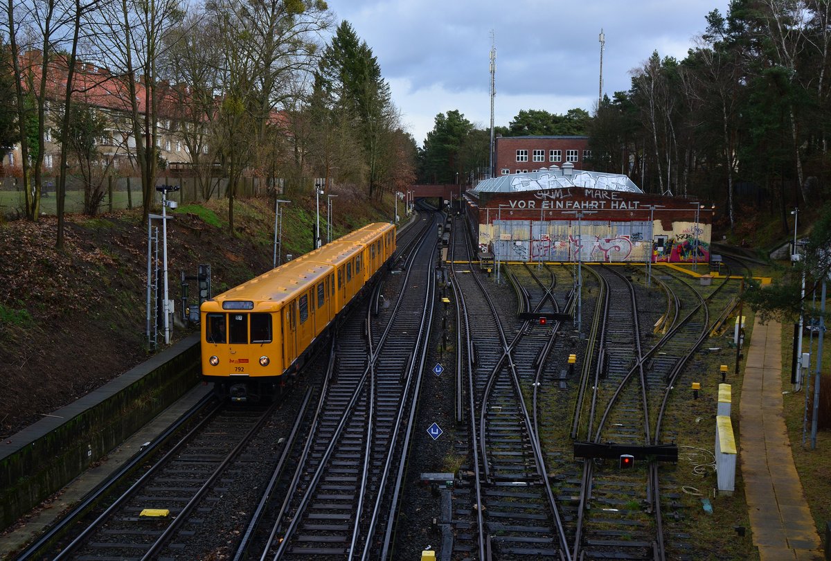 Triebzug 792 der Baureihe A3L passiert die alte Wagenhalle und erreicht sogleich die Endstation Krumme Lanke.

Berlin Zehlendorf 03.01.2018