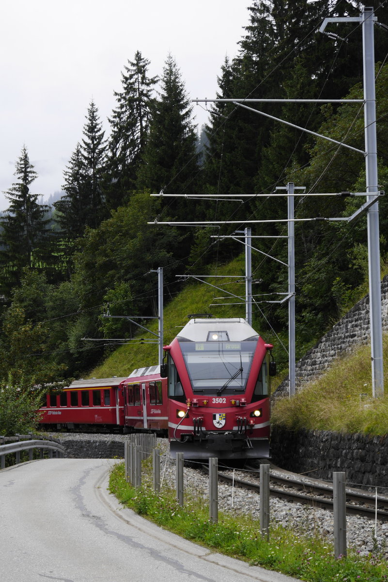 Triebzug 8/12 3502 mit Verstärkungswagen bei der Einfahrt nach Langwies am 12.8.16.