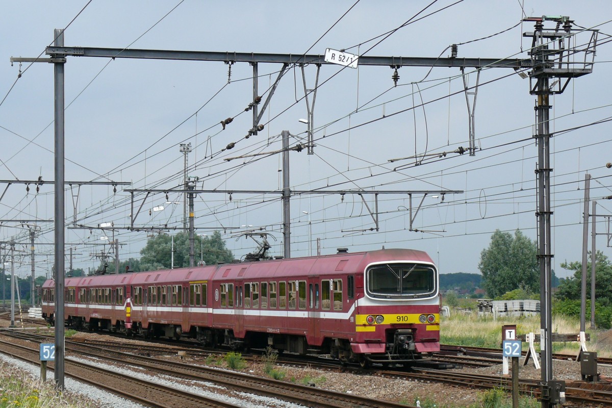 Triebzug 910 (AM 86 Sprinter) kurz vor der Station Antwerpen-Noorderdokken. Aufgenommen am 27/07/2010.