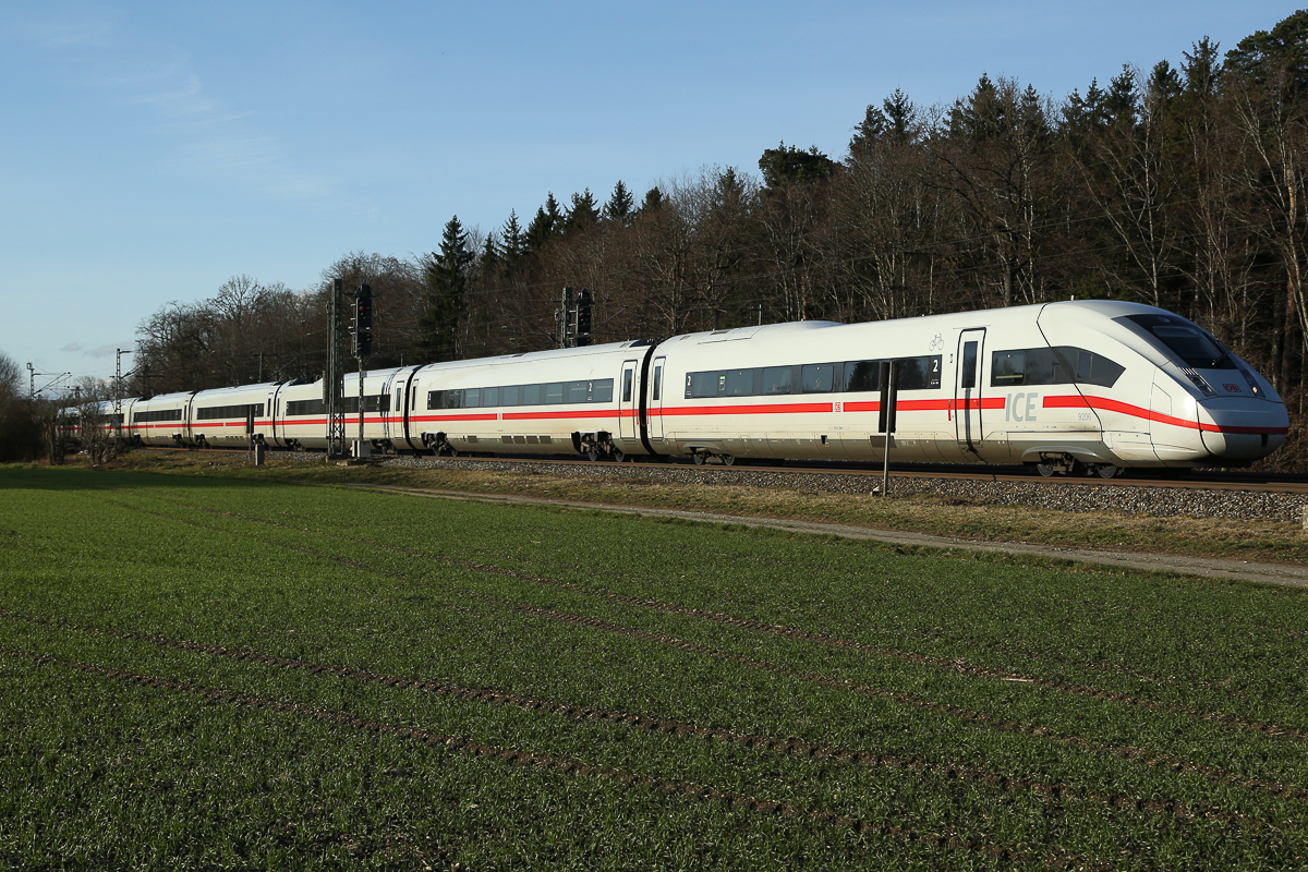 Triebzug 9206 am 30.12.2023 bei Zorneding.