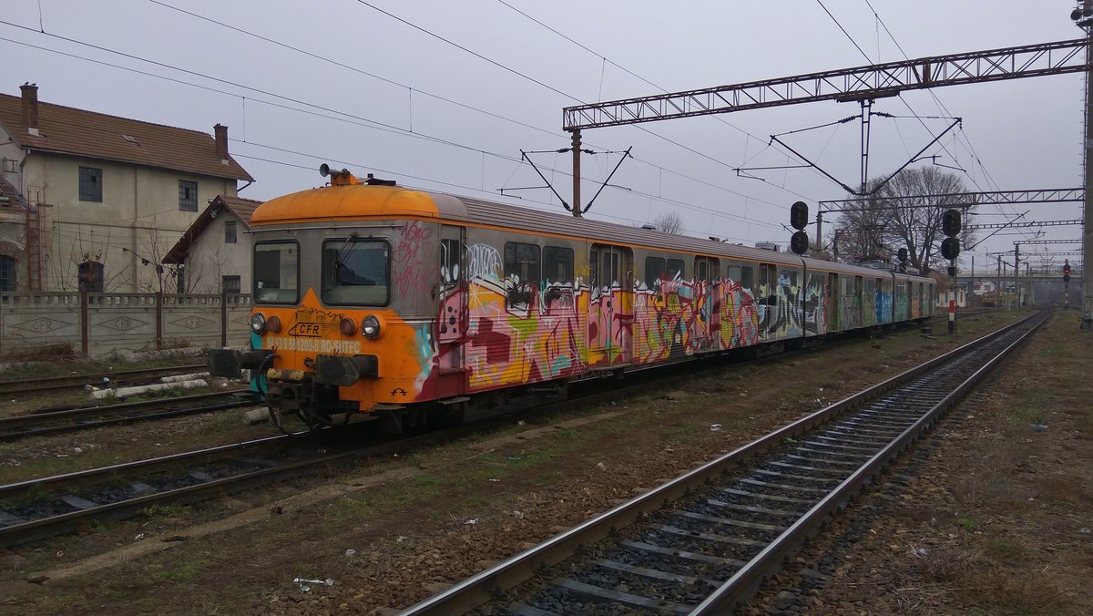 Triebzug 94-53-9-581209-8 fährt am 25.11.2017 in den Bahnhof Suceava Nord (Itcani) ein.
