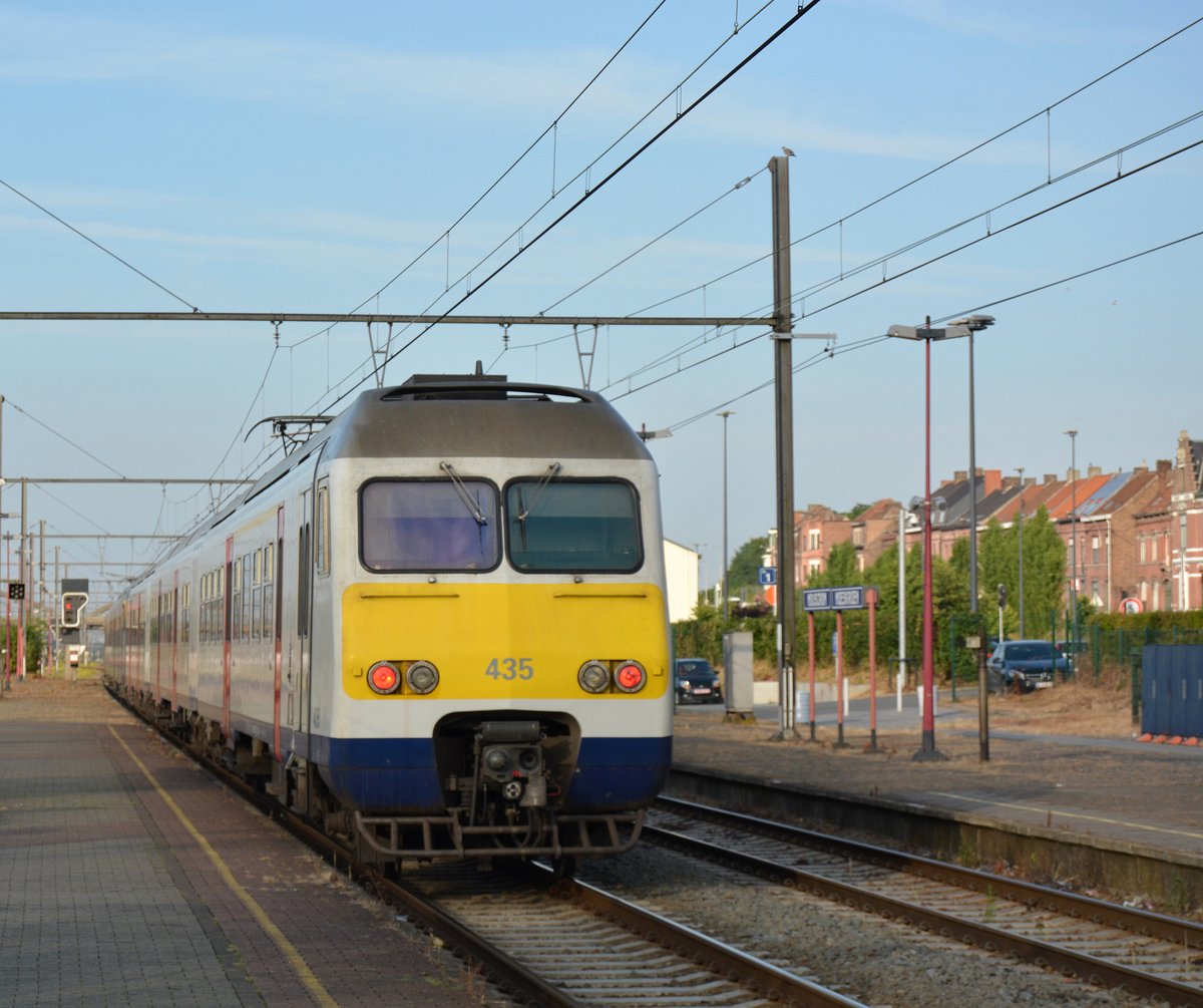 Triebzug 94 88 080 435 fur am 15.7 als IC3207 nach Saint-Nicolas/Sint-Niklaas.

Mouscron/Mouskroen 15.07.2016