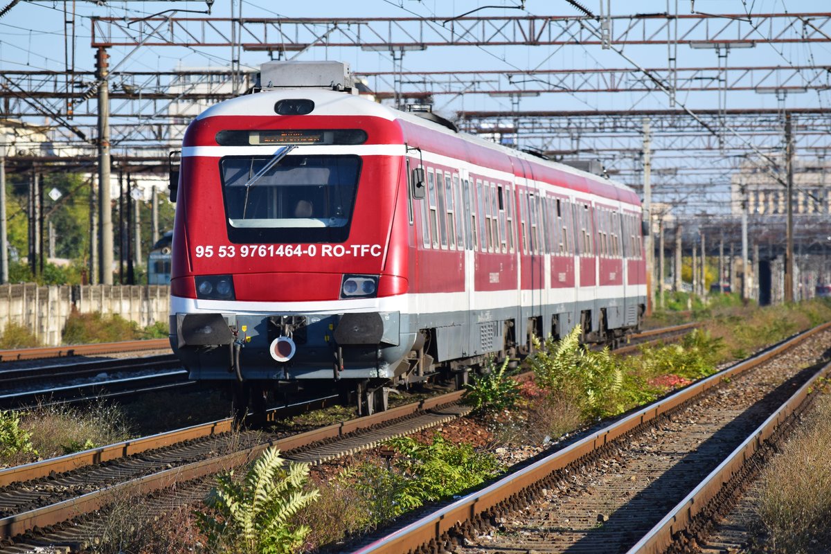 Triebzug 95-53-9-761464-0 in Richtung Nordbahnhof Bukarest am 06.10.2018, aufgenommen am Haltepunkt Bucuresti Basarab.