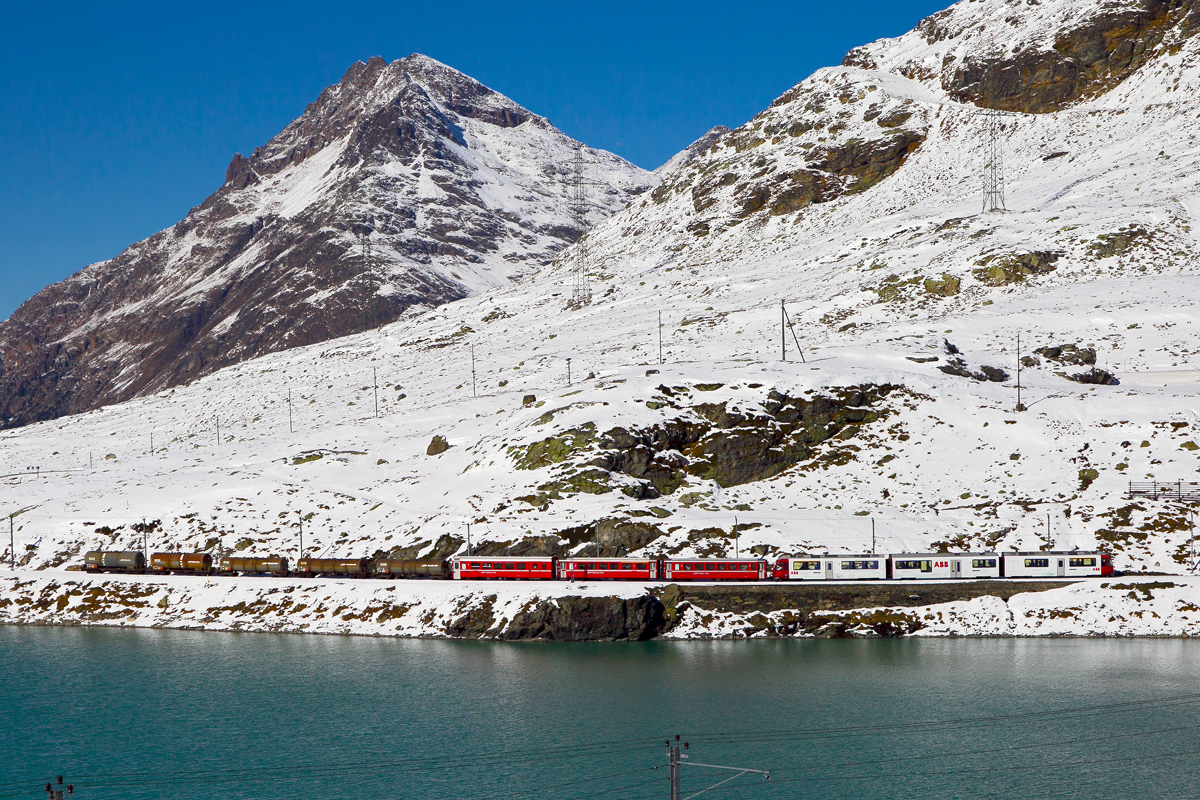 Triebzug ABe 8/12 3512 schlängelt sich mit einem R nach Tirano inklusive 5 Zisternenwagen Benzin am Lago Bianco entlang Richtung Süden. Bild vom 20.10.2015