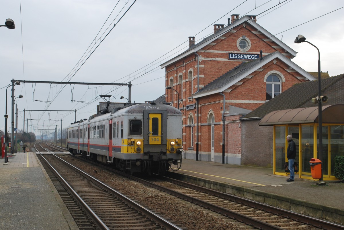 Triebzug AM 66 N. 704 als L-trein nach Zeebrugge hält in Lissewege. 30. Januar 2014.