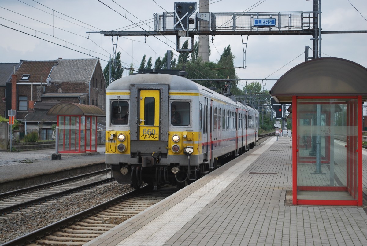 Triebzug AM 70 Nr.660 fhrt ohne Fahrgste durch den Bhf Liers (13. September 2013).