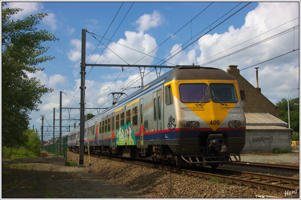 Triebzug AM 80 400 fährt am 26. Juni 2013 den Bahnhof von Ieper ein.
