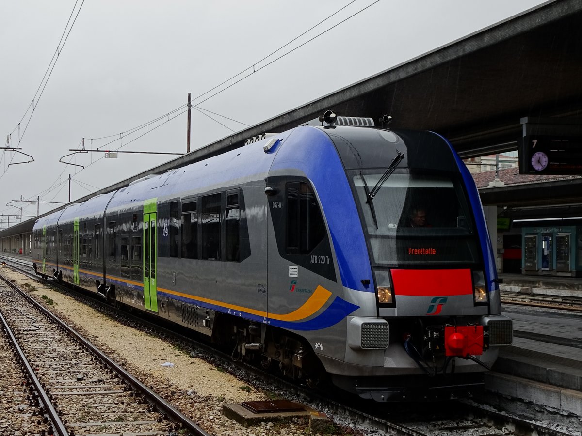 Triebzug ATR 220  Tr 037-A im Bahnhof Venezia Santa Lucia, 28.03.2018.