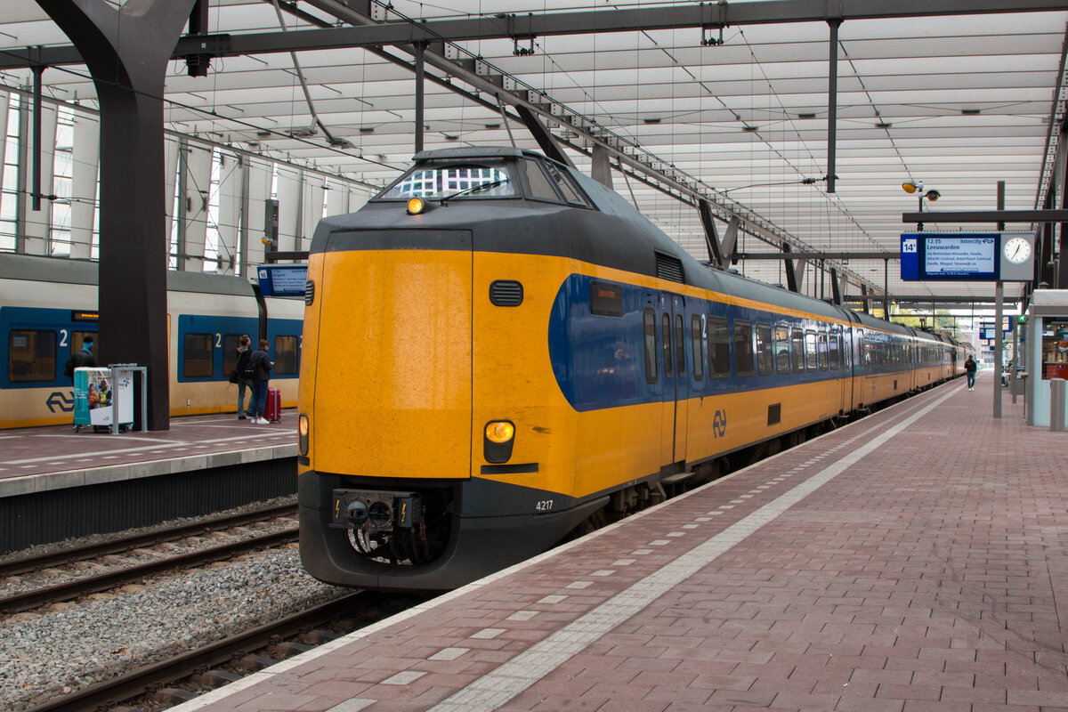 Triebzug der Baureihe ICM steht als IC nach Leeuwarden im Bahnhof Rotterdam Centraal zur Abfahrt bereit. Fotografiert am 13.10.2022.