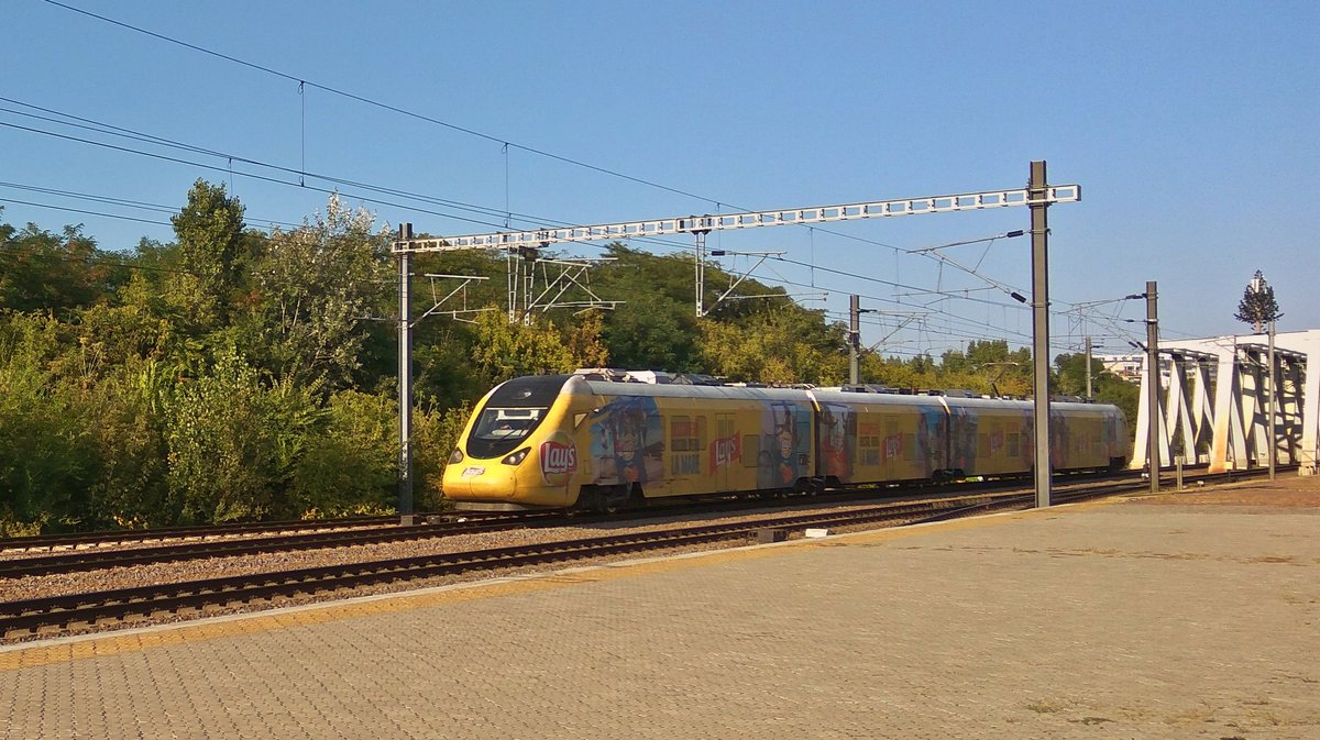 Triebzug der Beureihe 141 fährt als Interregio am 25.08.2017 aus Richtung Costanta im Bahnhof Bucuresti Baneasa ein.