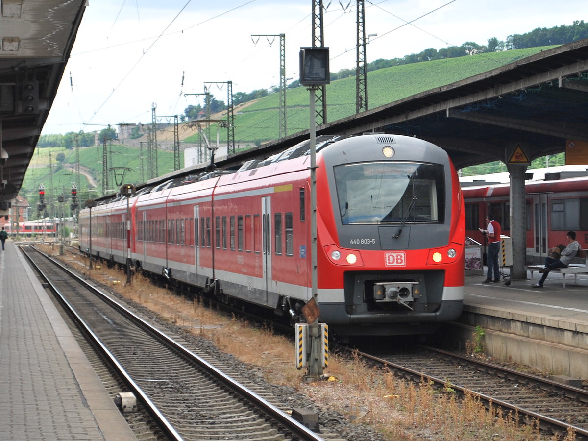 Triebzug der BR 440 803-5 in Würzburg Hbf in Juli 2016.