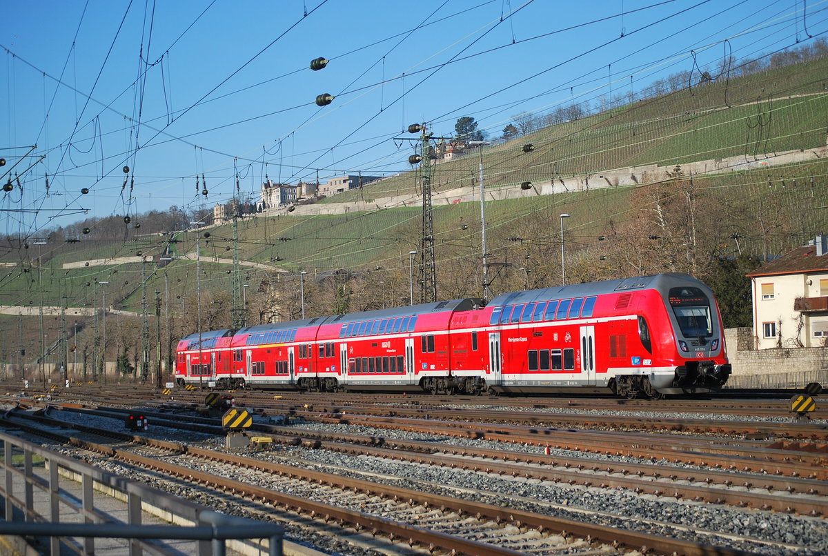 Triebzug BR 445 058 als Main-Spessart-Express nach Frankfurt Hbf verlässt am 29. Dezember 2019 Würzburg Hbf. Im Hintergrand liegt der Steinberg.