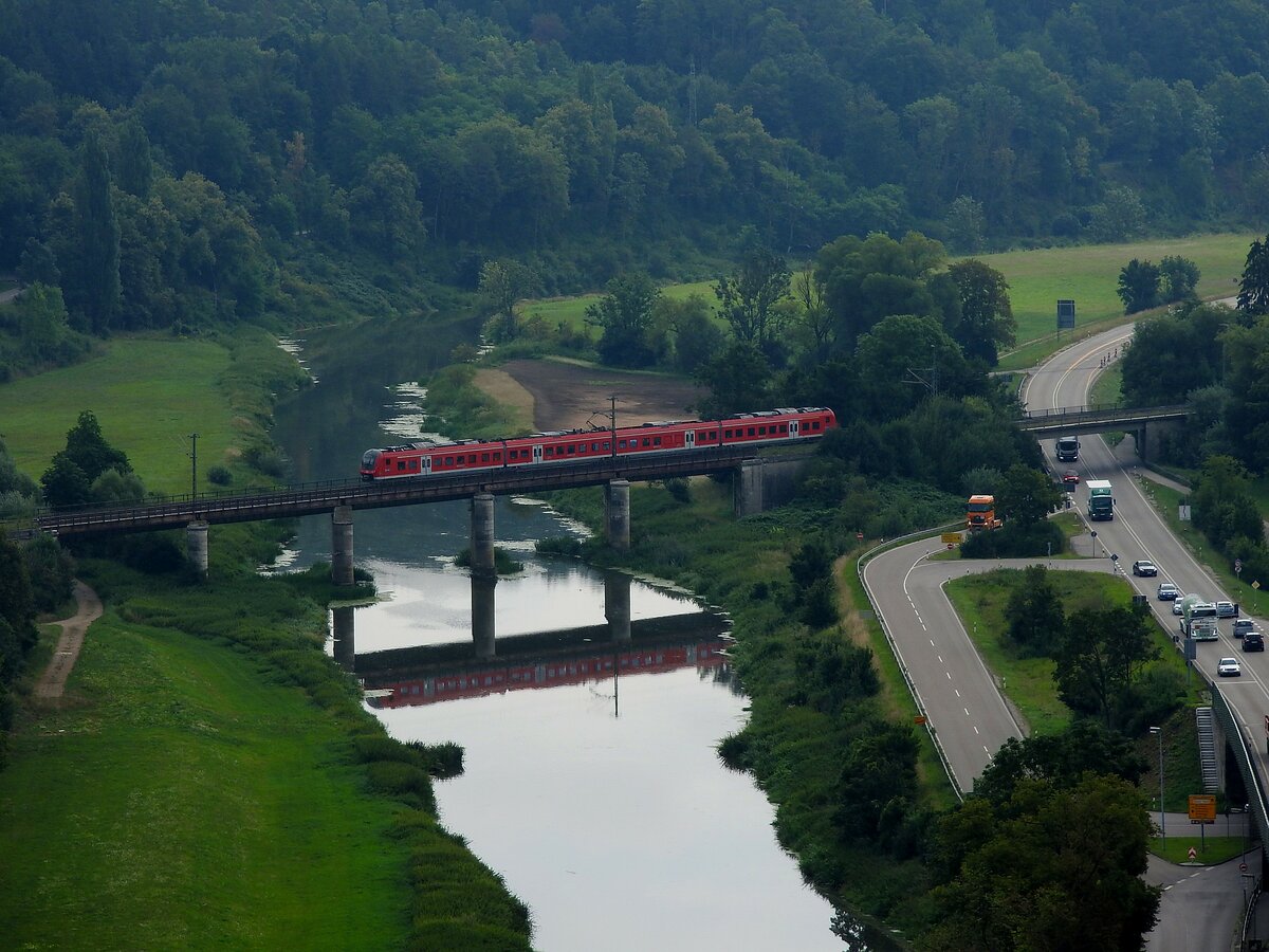 Triebzug der BR440 als RB57212 entlang der Riesbahn,nächst Harburg über der Wöritz, konnte vom Burgareal aus beobachtet werden; 200814