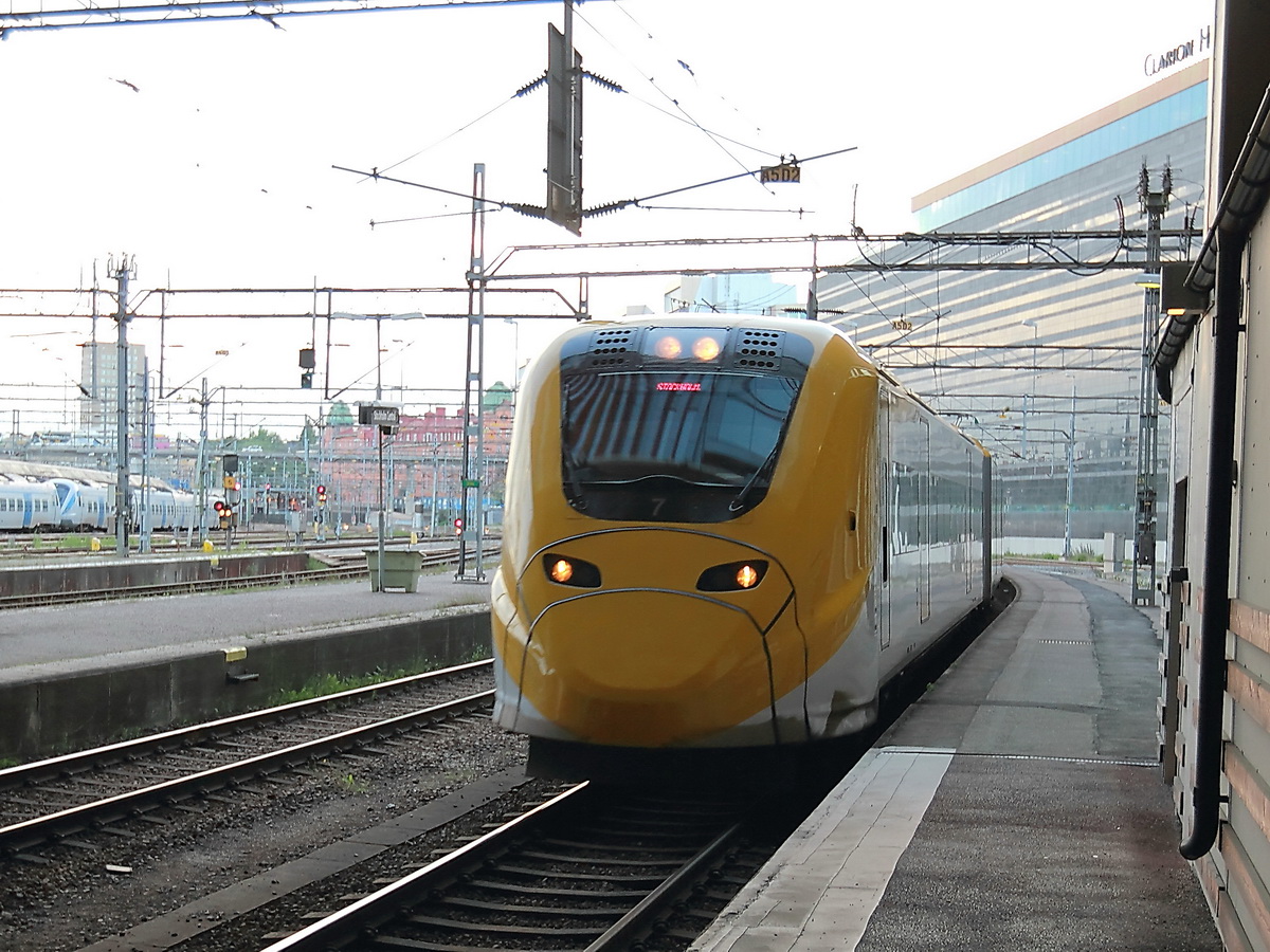 Triebzug CAT 7 (Arlanda Express) vom Flughafen Stockholm bei der Einfahrt in Stockholm Central am 20. Juni 2016.