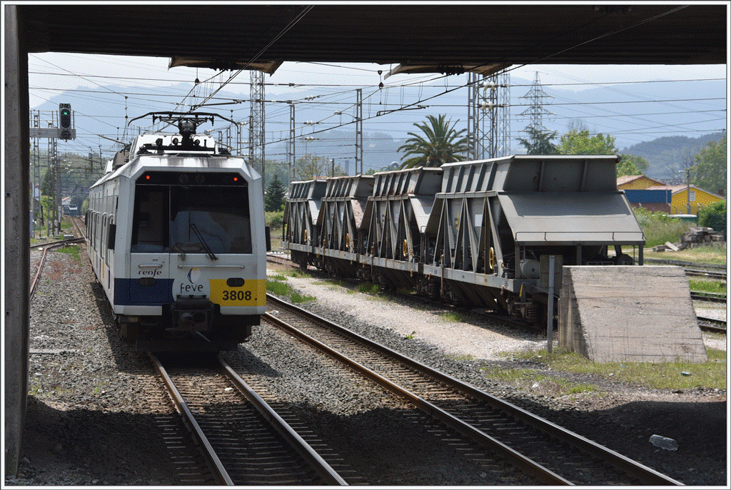 Triebzug dreiteilig 6808/3808 in Barreda neben dem Solvaywerk. (26.05.2016)